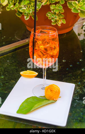 Le goût de l'Italie Aperol spritz versé sur la glace Monterosso al Mare Banque D'Images