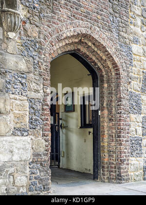 LONDRES, Royaume-Uni - 25 AOÛT 2017 : petite porte voûtée menant à l'intérieur du bâtiment de la Chartreuse sur la place de la Chartreuse. Banque D'Images