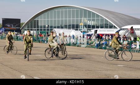 Reconstitution de la Home Guard de cyclisme à la bataille d'Angleterre 2017 Air Show à l'IWM Duxford Banque D'Images