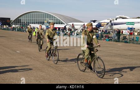 Reconstitution de la Home Guard de cyclisme à la bataille d'Angleterre 2017 Air Show à l'IWM Duxford Banque D'Images