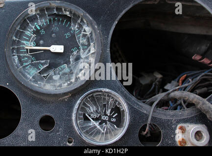 Photo d'un vieux bus endommagé les commandes du pilote Banque D'Images