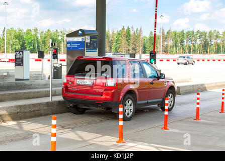 Moscou, Russie - le 16 juillet 2017 : voitures passant par le point de paiement automatique sur une route à péage autoroute russe. numéro m11 Banque D'Images