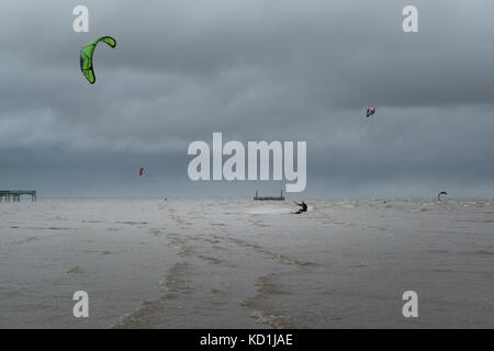 Kite surfeurs bravant le froid sur st annes beach. lancashire lee crédit ramsden / alamy Banque D'Images