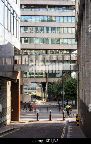 Ville de London pour piétons, des trottoirs et chaussées, Lower Thames Street, Londres, Pudding Lane, UK Banque D'Images