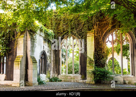 Ruine de Saint Dunstan dans le jardin de l'église de l'Est Banque D'Images