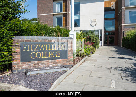 Affiche à l'extérieur de Fitzwilliam College, Université de Cambridge. Story's Way, Cambridge, Royaume-Uni Banque D'Images