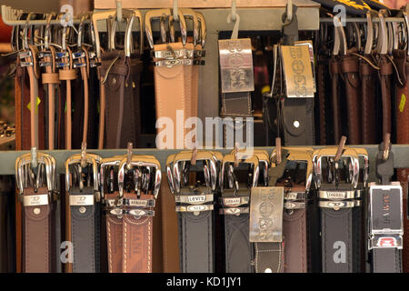 La contrefaçon de produits à vendre à Corfou, Grèce, à une place de marché pour les touristes. Banque D'Images