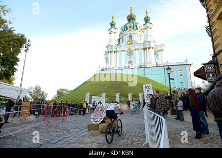 Kiev, Ukraine - 7 octobre : les coureurs sont sur red bull hill chasers le 7 octobre 2017 à Kiev, Ukraine. c'est le vélo de course de sprint en montée. prendre plac Banque D'Images