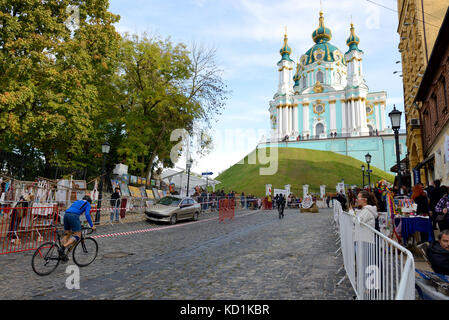 Kiev, Ukraine - 7 octobre : les coureurs sont sur red bull hill chasers le 7 octobre 2017 à Kiev, Ukraine. c'est le vélo de course de sprint en montée. prendre plac Banque D'Images