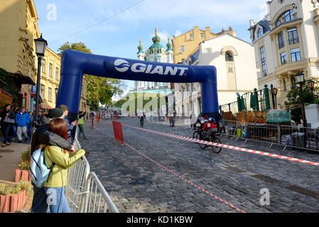 Kiev, Ukraine - 7 octobre : les coureurs sont sur red bull hill chasers le 7 octobre 2017 à Kiev, Ukraine. c'est le vélo de course de sprint en montée. prendre plac Banque D'Images