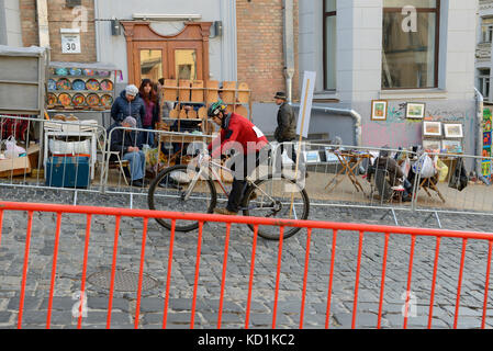 Kiev, Ukraine - 7 octobre : les coureurs sont sur red bull hill chasers le 7 octobre 2017 à Kiev, Ukraine. c'est le vélo de course de sprint en montée. prendre plac Banque D'Images