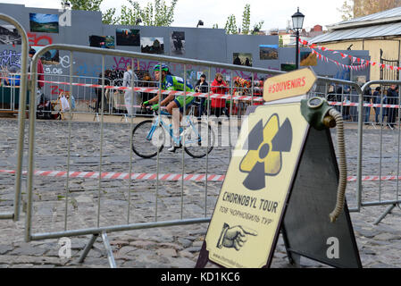 Kiev, Ukraine - 7 octobre : les coureurs sont sur red bull hill chasers le 7 octobre 2017 à Kiev, Ukraine. c'est le vélo de course de sprint en montée. prendre plac Banque D'Images