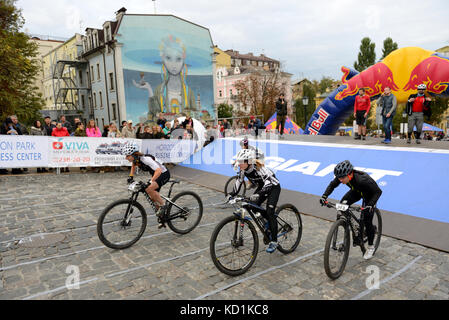 Kiev, Ukraine - 7 octobre : les coureurs sont sur red bull hill chasers le 7 octobre 2017 à Kiev, Ukraine. c'est le vélo de course de sprint en montée. prendre plac Banque D'Images