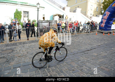 Kiev, Ukraine - 7 octobre : les coureurs sont sur red bull hill chasers le 7 octobre 2017 à Kiev, Ukraine. c'est le vélo de course de sprint en montée. prendre plac Banque D'Images