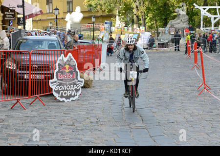 Kiev, Ukraine - 7 octobre : les coureurs sont sur red bull hill chasers le 7 octobre 2017 à Kiev, Ukraine. c'est le vélo de course de sprint en montée. prendre plac Banque D'Images