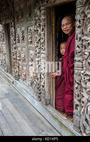 Moines au monastère Shwenandaw à Mandalay, Myanmar Banque D'Images