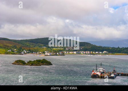 Vue panoramique de Kyle of Lochalsh une petite ville près du pont de l'île de Skye. Banque D'Images