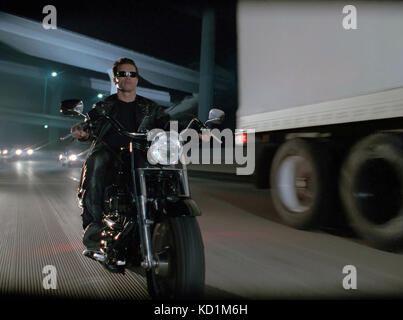 Terminator 2 : le jour du jugement (également appelé Terminator 2 ou T2) est un film d'action de science-fiction américain de 1991 co-écrit, produit et dirigé par James Cameron. Le film présente les stars Arnold Schwarzenegger, Linda Hamilton et Robert Patrick, ainsi que Edward Furlong dans son principal casting comme John Connor. Cette photographie est destinée à un usage éditorial uniquement et est le copyright de la société de film et/ou du photographe assigné par la société de production ou de film et ne peut être reproduite que par des publications en conjonction avec la promotion du film ci-dessus. Un crédit obligatoire pour la société de cinéma est exigé Banque D'Images