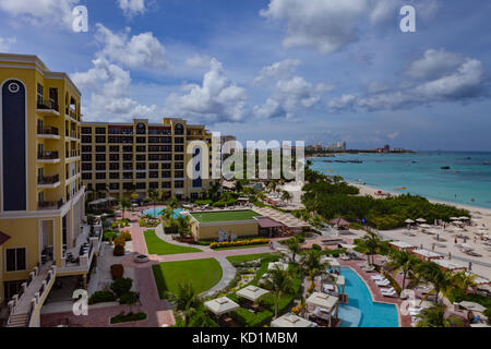 Palm beach, Aruba - 13 septembre 2017 : la station touristique populaire de palm beach à Aruba sur le sud de la mer des Caraïbes. Plusieurs hôtels et bateaux à anch Banque D'Images