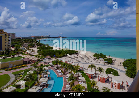 Station touristique de palm beach à Aruba sur la mer des Caraïbes du sud dans la lumière du soleil du matin. Plusieurs hôtels de luxe plage et bateaux à l'ancre au large. Banque D'Images