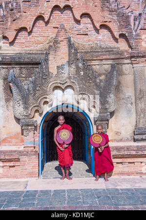 Les moines novices à Bagan Myanmar Banque D'Images