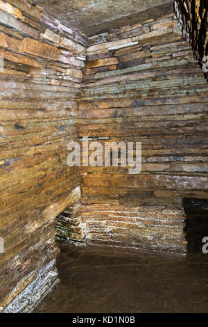 Intérieur du cairn à chanfreinage de la colline de Cuween. Orkney Mainland, Écosse, Royaume-Uni. Banque D'Images