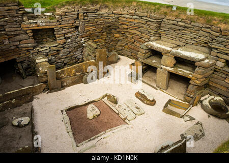 N° 1 en séjour à Skara Brae. village néolithique des Orcades,Continent, Ecosse, Royaume-Uni. Banque D'Images