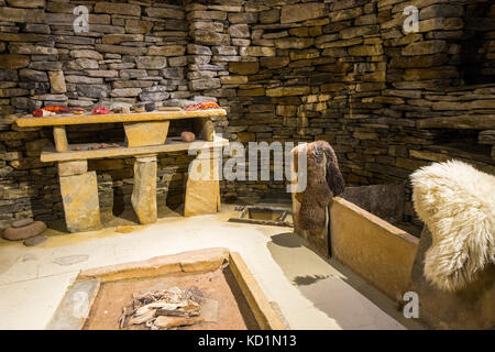 Une reproduction moderne de l'intérieur d'un logement à Skara Brae. village néolithique des Orcades,Continent, Ecosse, Royaume-Uni. Banque D'Images