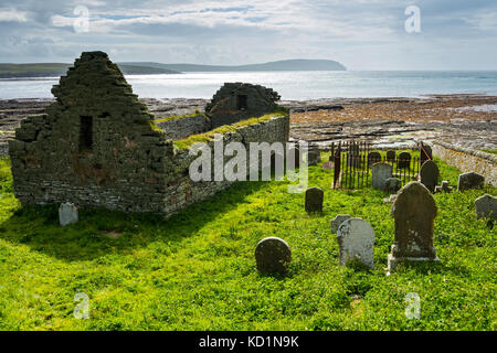 Costa Head sur l'Orkney Mainland au-dessus du détroit d'Eynhallow, de l'église St. Mary's sur la promenade Westness Heritage, Rousay, Orkney Islands, Ecosse, Royaume-Uni. Banque D'Images