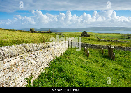 La ferme de Skaill et le détroit d'Eynhallow, ruinés, du cimetière de l'église Sainte-Marie sur la promenade du patrimoine de l'Ouest, Rousay, Orkney Islands, Ecosse, Royaume-Uni. Banque D'Images