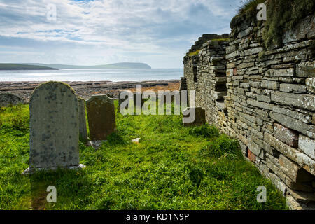 Costa Head sur l'Orkney Mainland au-dessus du détroit d'Eynhallow, de l'église St. Mary's sur la promenade Westness Heritage, Rousay, Orkney Islands, Ecosse, Royaume-Uni. Banque D'Images