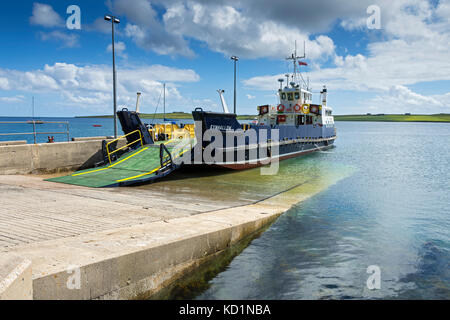 Le véhicule le traversier MV Eynhallow près du plan incliné sur l'île de Rousay, îles Orcades, Ecosse, Royaume-Uni. Banque D'Images