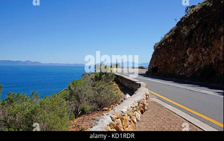 Vue panoramique de Clarence (R44) le long de la côte de False Bay et le Rooi-Els entre ville navale des Gordons Bay, Afrique du Sud. Banque D'Images