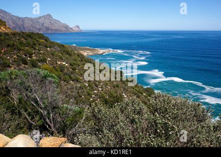 Vue panoramique de Clarence (R44) le long de la côte de False Bay et le Rooi-Els entre ville navale des Gordons Bay, Afrique du Sud. Banque D'Images