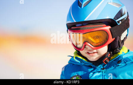 Portrait de peu de skieur dans casque et lunettes de sécurité Banque D'Images