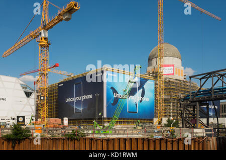 Berlin, 19 juin : samsung galaxy S8 Loi énorme board panneau publicitaire monté dans la "Berliner schloss', bâtiment en construction près de alexanderpl Banque D'Images