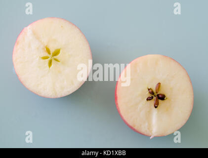 Deux moitiés d'une pomme Banque D'Images