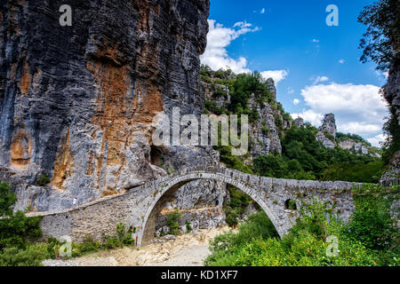 - Noutsou Kokkori vieux pont en pierre voûtée sur le canyon de Vikos, Zagorochoria, Grèce. Banque D'Images