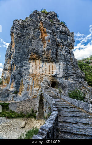 - Noutsou Kokkori vieux pont en pierre voûtée sur le canyon de Vikos, Zagorochoria, Grèce. Banque D'Images