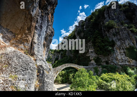 - Noutsou Kokkori vieux pont en pierre voûtée sur le canyon de Vikos, Zagorochoria, Grèce. Banque D'Images