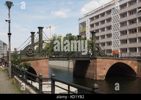 BERLIN, 28 JUIN : le pont Jungfern (allemand : Jungfernbrücke, le plus ancien pont de Berlin en 28 juin 2017. Banque D'Images