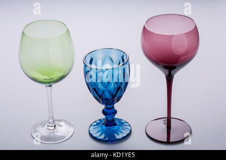 Trois différents types de verres sur fond gris. photo de verres vides et de ses réflexions. Banque D'Images