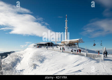 À l'aide de l'telecombi les skieurs du Mont-rond, jura, ain rhone-alpes, France Banque D'Images