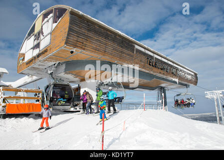 À l'aide de l'telecombi les skieurs du Mont-rond, jura, ain rhone-alpes, France Banque D'Images