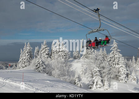 Les skieurs en d'un télésiège en direction de Mont-rond, jura, ain rhone-alpes, France Banque D'Images