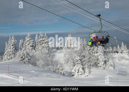 Les skieurs en d'un télésiège en direction de Mont-rond, jura, ain rhone-alpes, France Banque D'Images