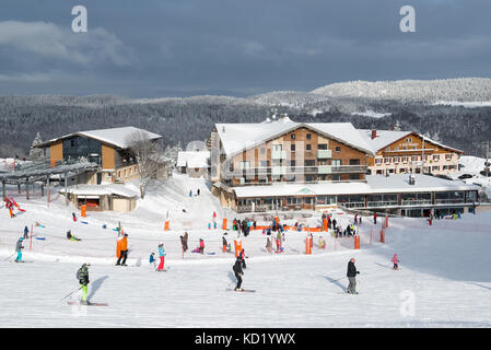 Hôtels et les skieurs à la base de l'telecombi du mont-rond, jura, ain rhone-alpes, France Banque D'Images