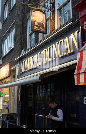 Le célèbre amiral Duncan pub gay sur Old Compton Street, Soho, London, UK Banque D'Images