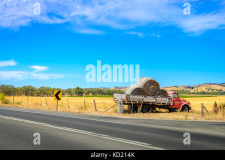 Adelaide, Australie - janvier 16, 2016 : vieux camion abandonné avec près de Hay moorooroo park vignobles dans la vallée de Barossa, Australie-Méridionale Banque D'Images