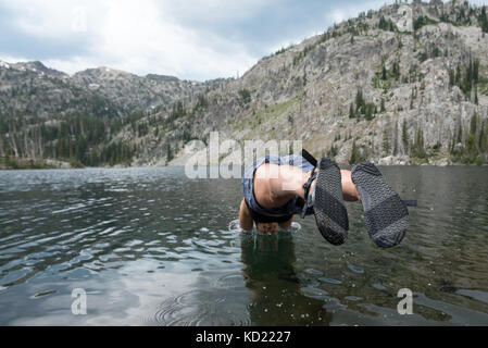 Femme de plonger dans un lac dans les montagnes de l'oregon wallowa.d Banque D'Images